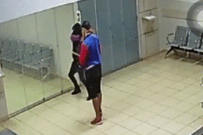 Câmera flagra vandalismo em velório municipal de Marília; polícia apura se alvo era corpo de autor de feminicídio