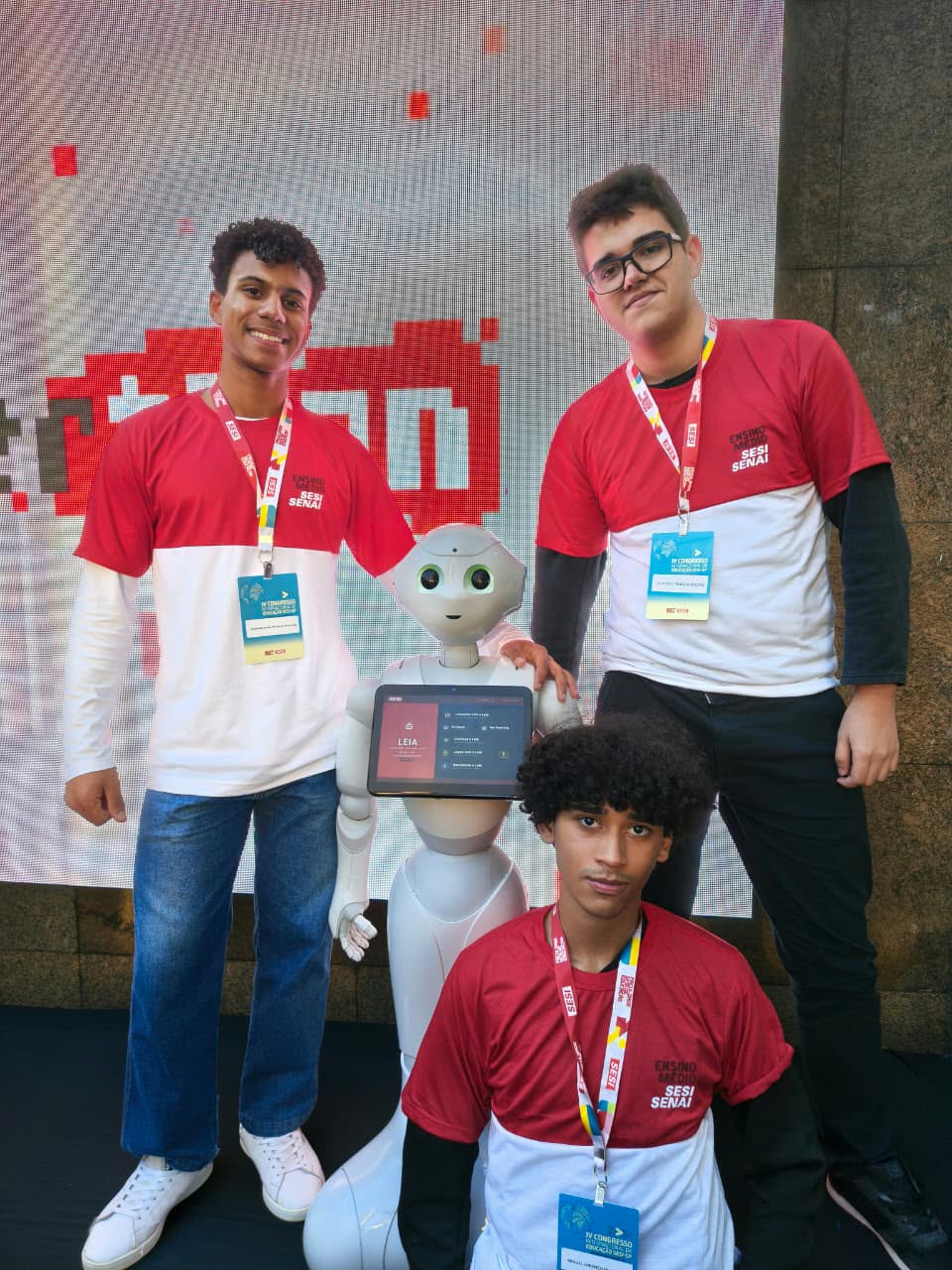 Escola SESI Ourinhos recebe robô humanoide para testar projeto criado por equipe campeã estadual de inovação.