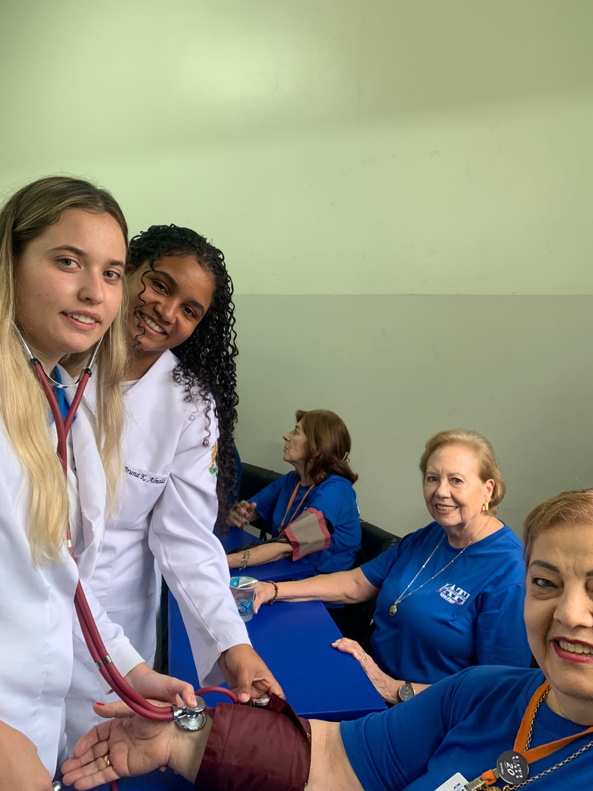 Alunas Aferindo A Pressão Arterial