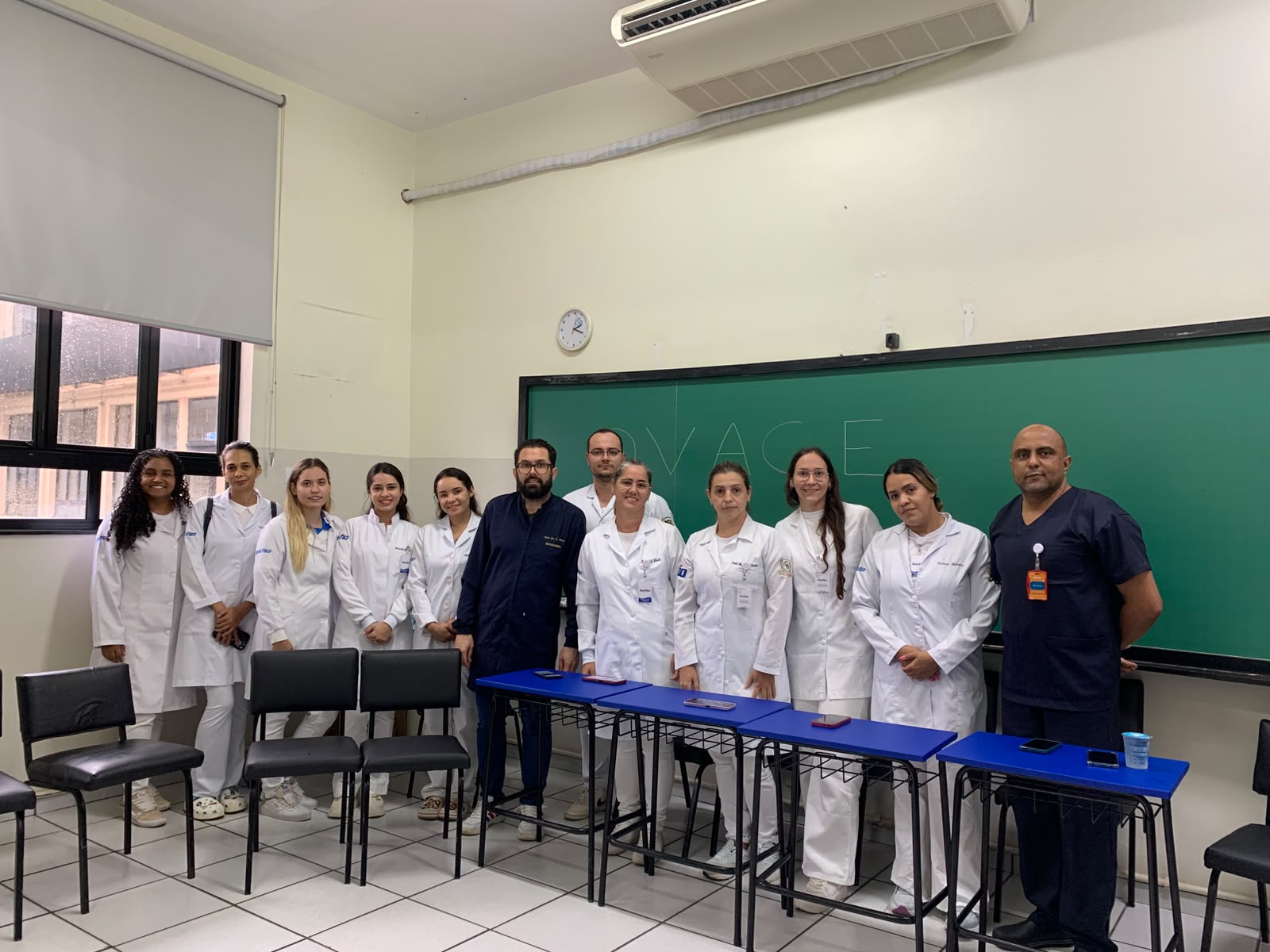 Professores André A Elias Com Alunos Do último Ano De Enfermagem